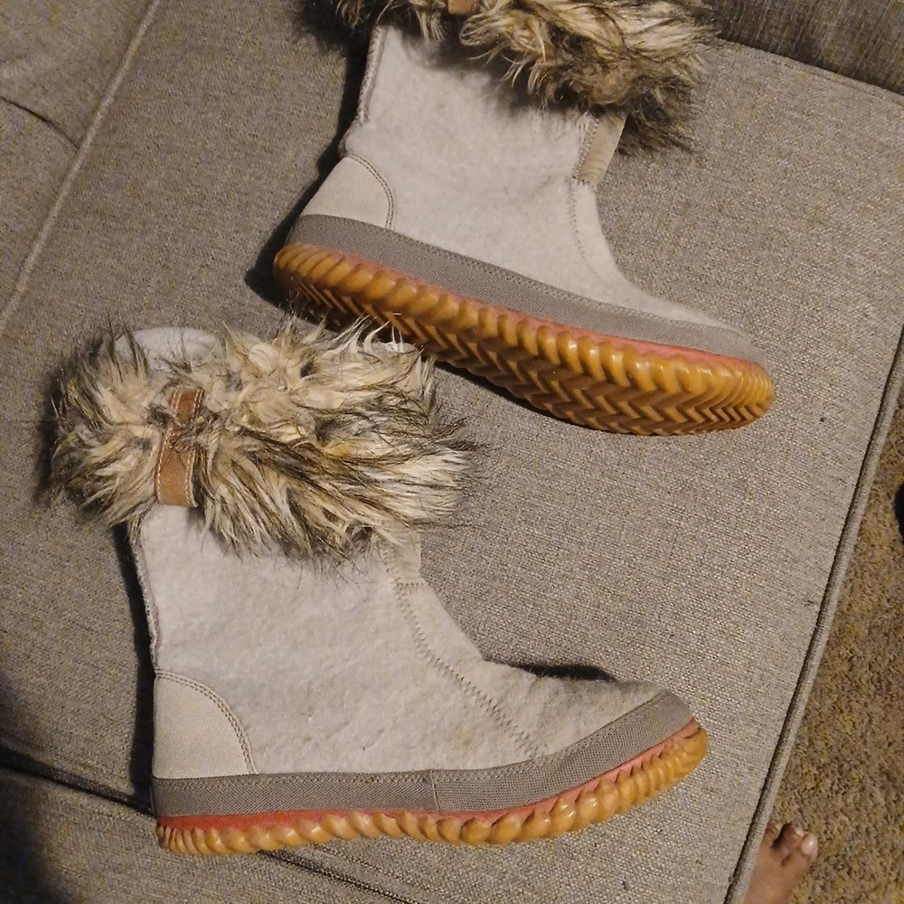 Sorel Womens Faux Fur, Tan Boots. Size 10 - Picture 5 of 16